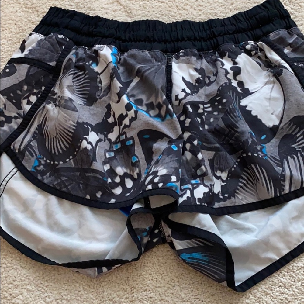 Black and white lululemon shorts